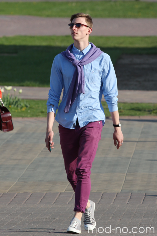 Весняна вулична мода в Мінську. Рік 2014. Спекотно (наряди й образи: блакитна сорочка, ліловий шарф, сірі напівкеди)