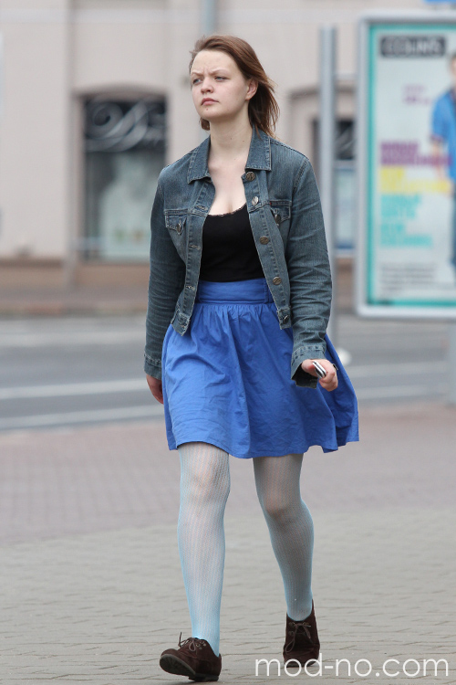 Moda uliczna w Mińsku. Czerwiec 2014 (ubrania i obraz: rajstopy w siatkę turkusowe, spódnica niebieska, top czarny, botki brązowe, kurtka dżinsowa)