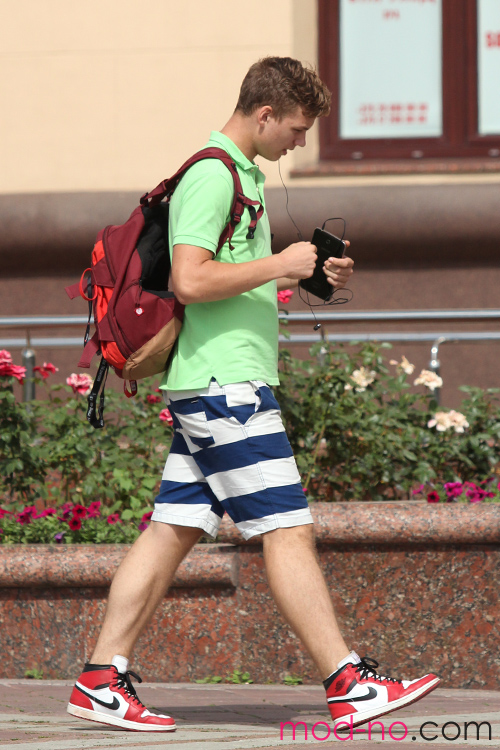 Moda uliczna w Mińsku. 08/2014 (ubrania i obraz: koszulka sałatkowa, szorty pasiaste niebiesko-białe)