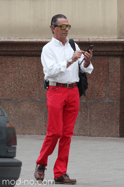 Вулична мода в Мінську. Початок осені. Рік 2014 (наряди й образи: біла сорочка, коричневий ремінь, сонцезахисні окуляри, червоні джинси, коричневі туфлі)
