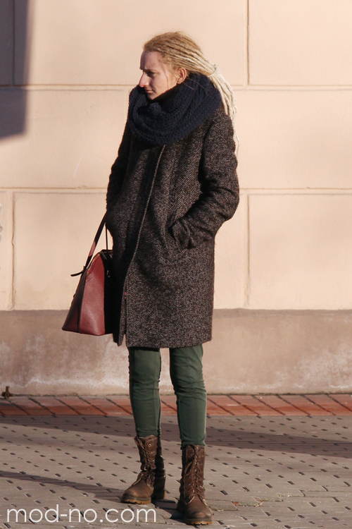 Мороз та сонце. Зимова вулична мода в Мінську (наряди й образи: блонд (колір волосся), дредлоки, коричневе пальто, зелені джинси, коричневі чоботи)