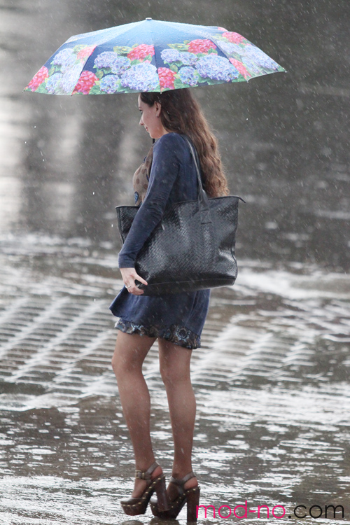 Уличная мода под дождём. Минск. Лето 2014 (наряды и образы: синий цветочный зонт, чёрная сумка)