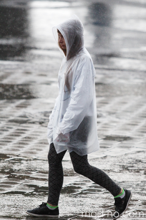 Уличная мода под дождём. Минск. Лето 2014 (наряды и образы: легинсы с принтом)