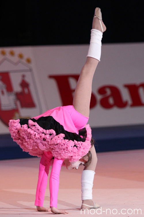 "Zorachki". Solo — Baby Cup 2014 (looks: vestido rosa, calentadores de algodón blancos)