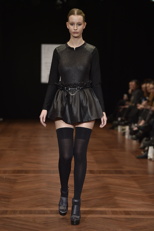 Desfile de Fashion Collective CPH — Copenhagen Fashion Week AW15/16 (looks: jersey negro, falda negra corta, calcetines altos negros)