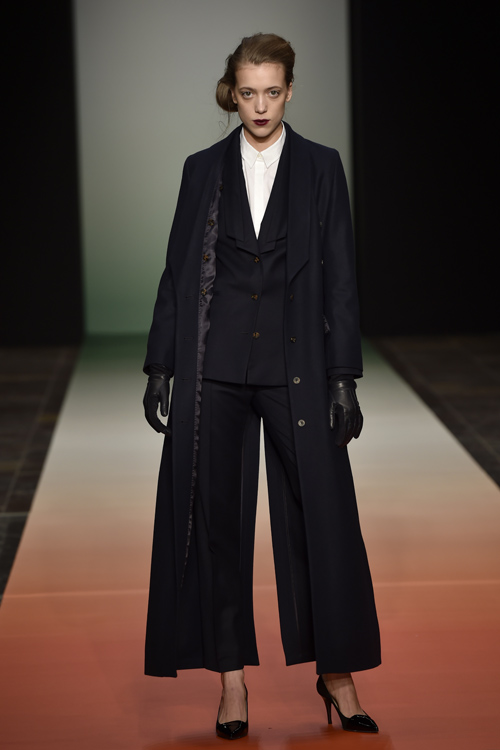 Desfile de Fonnesbech — Copenhagen Fashion Week AW15/16 (looks: blusa blanca, pantalón negro, americana negra, abrigo negro, zapatos de tacón negros, guantes de piel negros)