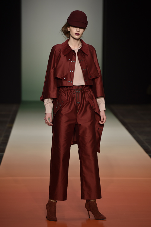 Pokaz Fonnesbech — Copenhagen Fashion Week AW15/16 (ubrania i obraz: spodnie terakotowe, żakiet terakotowy, botki damskie terakotowe)