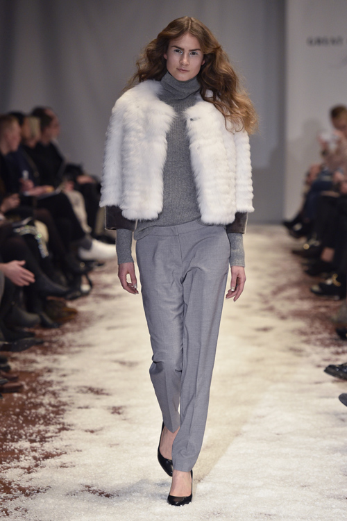 Modenschau von Jesper Høvring / Great Greenland — Copenhagen Fashion Week AW15/16 (Looks: weißer Blazer aus Pelz, graue Hose, grauer Pullover, schwarze Pumps)