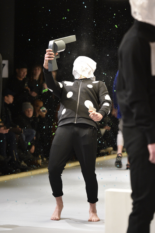 Desfile de Han Kjøbenhavn — Copenhagen Fashion Week AW15/16 (looks: pantalón negro)