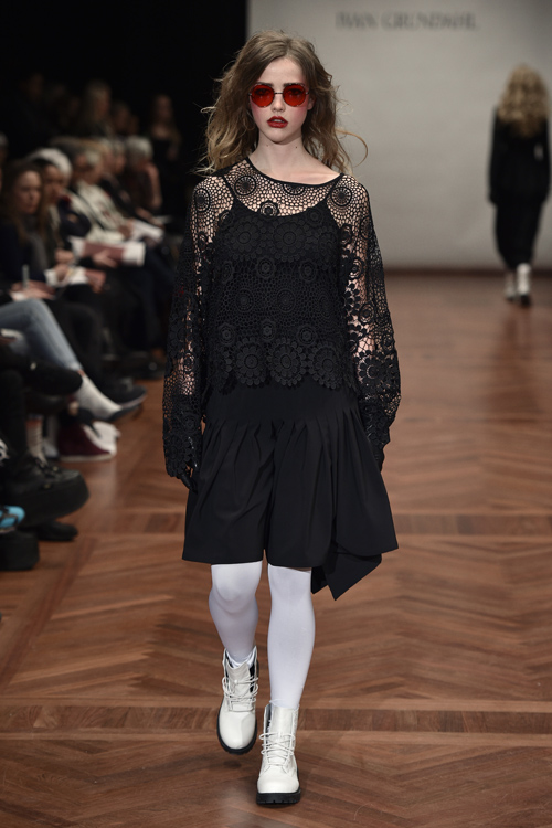 Modenschau von Ivan Grundahl — Copenhagen Fashion Week AW15/16 (Looks: schwarzes Kleid, schwarzer Pullover mit Spitze, weiße Strumpfhose, weiße Stiefel)