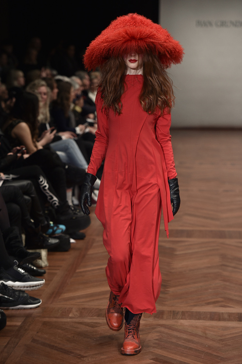 Паказ Ivan Grundahl — Copenhagen Fashion Week AW15/16 (нарады і вобразы: чырвоная шапка, чырвоная сукенка, чырвоныя боты, чорныя скураныя пальчаткі)