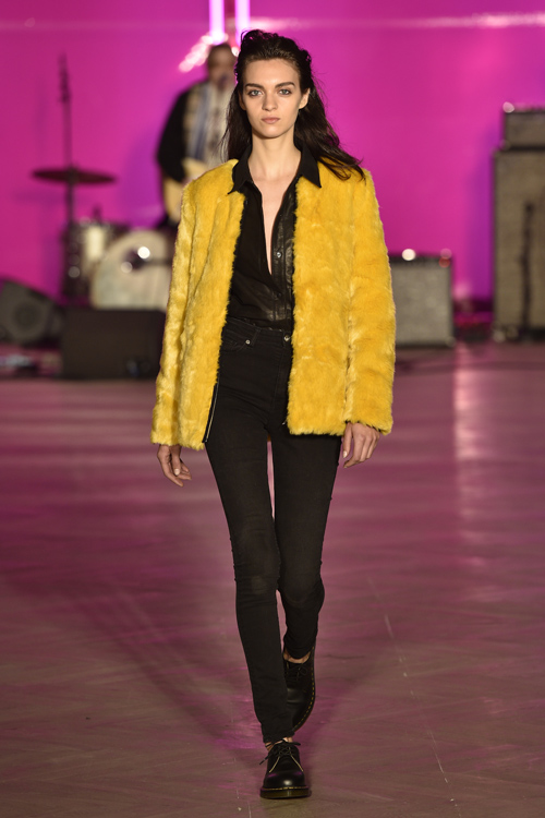 Показ Mads Norgaard — Copenhagen Fashion Week AW15/16 (наряди й образи: хутряний жовтий жакет, чорні черевики, чорні джинси)