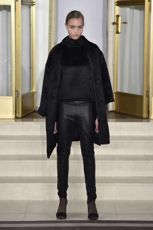 Pokaz Veronica B. Vallenes — Copenhagen Fashion Week AW15/16 (ubrania i obraz: skórzane spodnie czarne, sandały czarne, palto czarne)