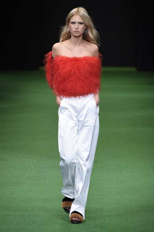 Pokaz Saks Potts — Copenhagen Fashion Week SS16 (ubrania i obraz: top czerwony, spodnie białe)