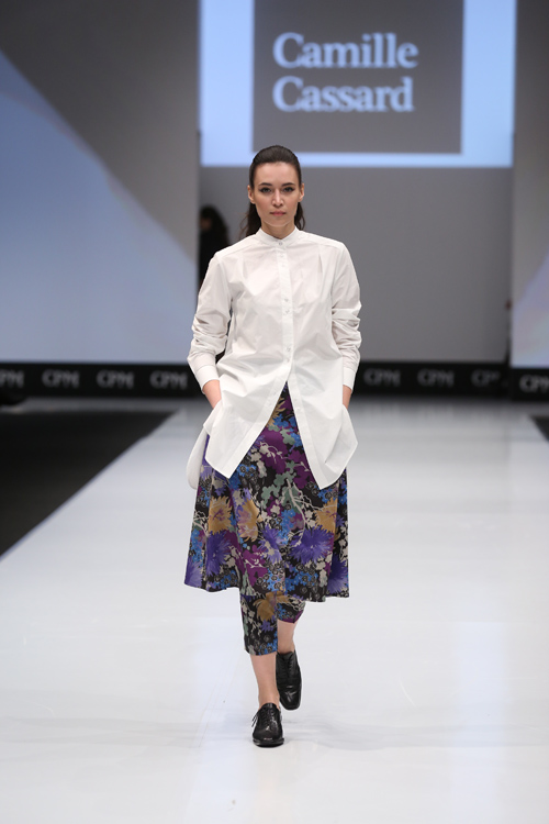 Modenschau von Designerpool — CPM FW15/16 (Looks: weiße Bluse, Hose mit Blumendruck)