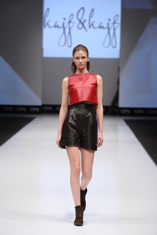 Desfile de Designerpool — CPM FW15/16 (looks: botines marrónes, top de piel rojo, short de piel negro)