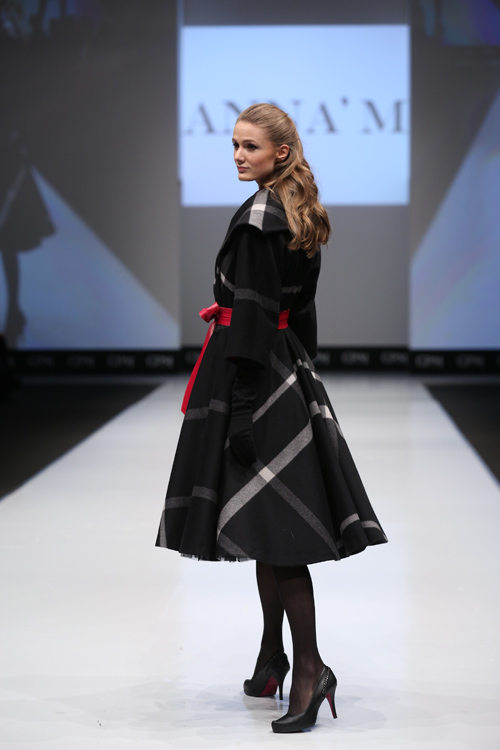 Pokaz Designerpool — CPM FW15/16 (ubrania i obraz: palto czarne, pasek czerwony, rajstopy czarne, półbuty czarne)