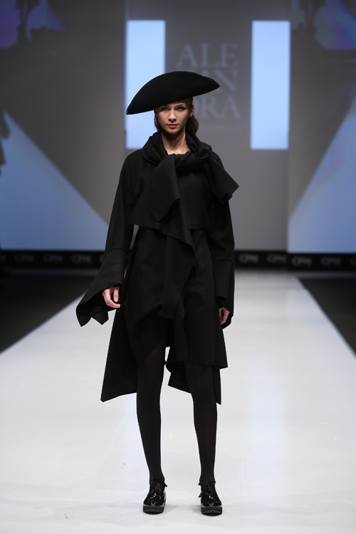 показ коллекции дизайнера Александры Погорецкой (для бренда Larisa Pogoretskaya). Показ Designerpool — CPM FW15/16 (наряды и образы: чёрная шляпа, чёрное пальто, чёрные колготки, чёрные туфли)