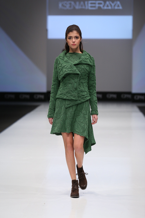 Modenschau von Designerpool — CPM FW15/16 (Looks: braune boots, grüner Blazer aus Strickware, grünes Kleid aus Strickware)