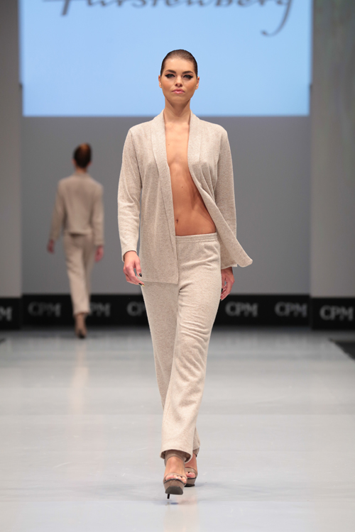 Показ домашней одежды Furstenberg — выставка CPM FW15/16 (наряды и образы: бежевые брюки)