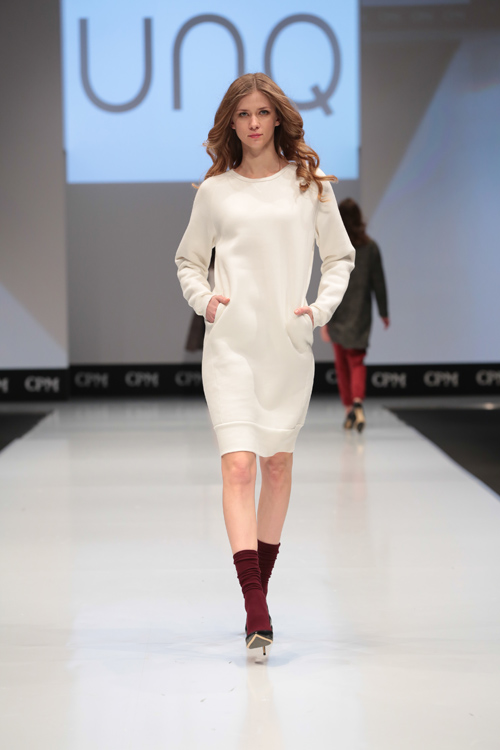 Modenschau von Steilmann, UNQ — CPM FW15/16 (Looks: weißes Kleid, Burgunder farbene Socken)