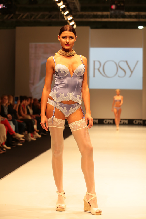 Desfile de lencería de Rosy — CPM SS16 (looks: medias con banda de encaje blancas transparentes, braga azul claro)