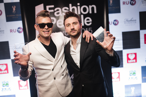 Mitja Fomin i Siergiej Łazariew. Fashion People Awards 2015 (ubrania i obraz: marynarka biała, koszulka czarna, marynarka czarna, koszula biała)