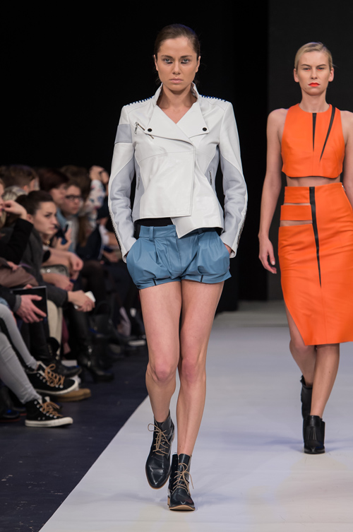 Modenschau von ANNISS — FashionPhilosophy FWP SS16 (Looks: himmelblaue Shorts aus Leder, weiße Biker-Lederjacke)