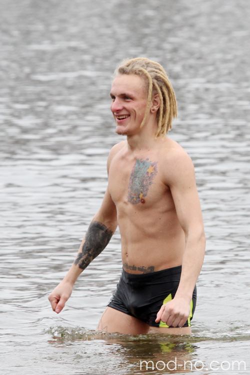 Kąpiel na Chrzest Pański. 2015 (ubrania i obraz: kąpielówki czarne, blond (kolor włosów), dredy, tatuaż)