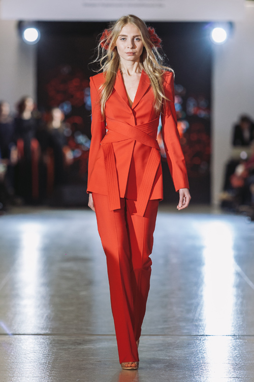 Desfile de Marta WACHHOLZ — Lviv Fashion Week AW15/16 (looks: traje de pantalón rojo)