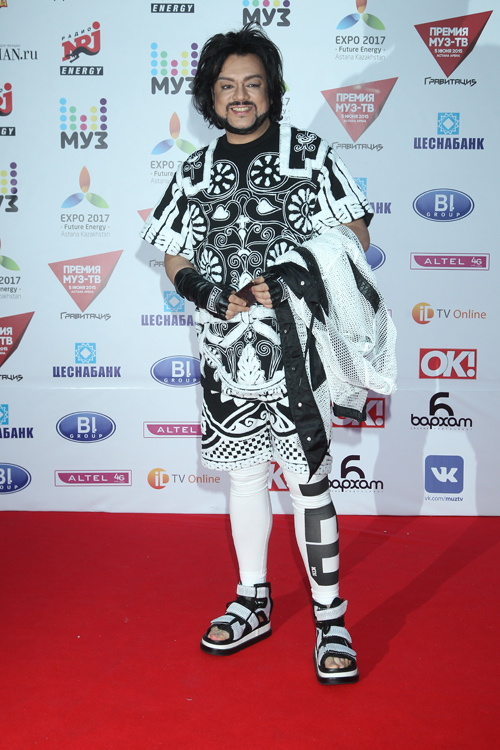 Filipp Kirkorow. Laureaci i goście — Nagroda Muz-TV 2015. Grawitacja (ubrania i obraz: kostium czarno-biały)