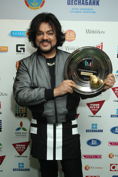 Philipp Kirkorov. Ganadores — Premio Muz-TV 2015. Gravedad (looks: cazadora bomber gris)