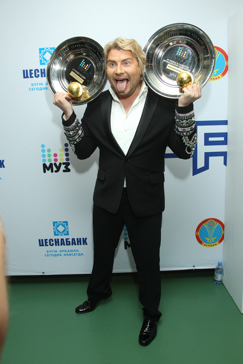 Nikolay Baskov. Ganadores — Premio Muz-TV 2015. Gravedad (looks: traje de hombre negro, , camisa blanca)
