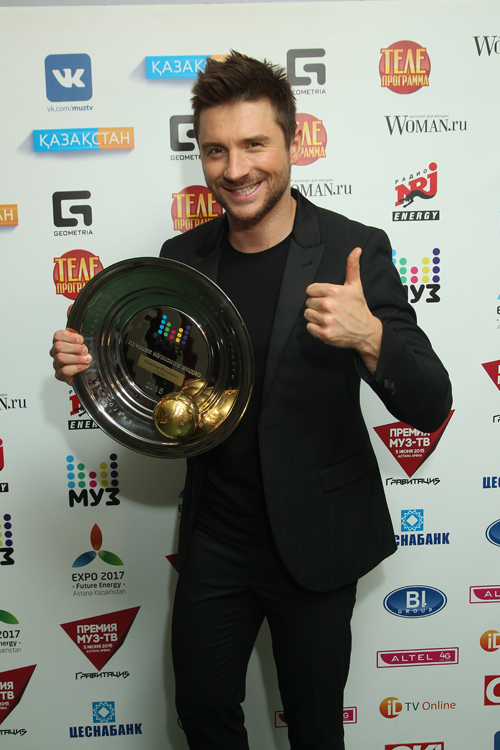 Siergiej Łazariew. Laureaci — Nagroda Muz-TV 2015. Grawitacja (ubrania i obraz: garnitur czarny, koszula czarna)