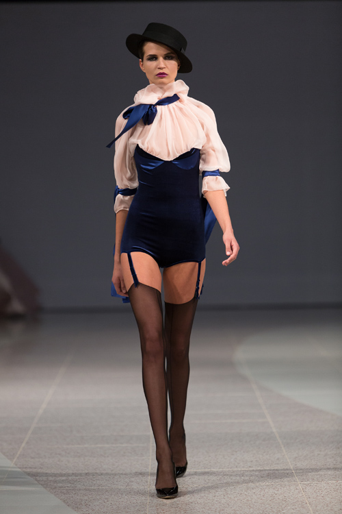 Pokaz Amoralle — Riga Fashion Week AW15/16 (ubrania i obraz: pończochy nylonowe czarne, kapelusz czarny)