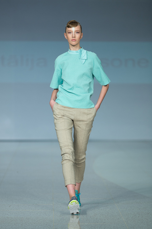 Показ Natālija Jansone — Riga Fashion Week SS16 (наряды и образы: бирюзовый топ, бежевые брюки)