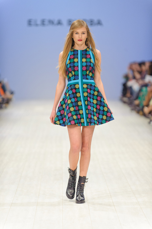 Pokaz Elena Burba — Ukrainian Fashion Week FW15/16 (ubrania i obraz: sukienka w groszki wielokolorowa, botki czarne)