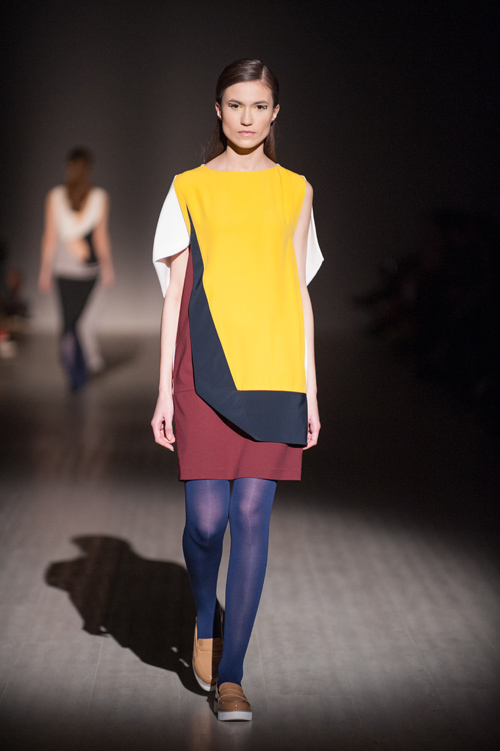 Modenschau von Elena GOLETS — Ukrainian Fashion Week FW15/16 (Looks: blaue Strumpfhose)