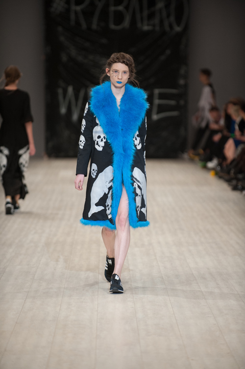 Desfile de Fresh Fashion — Ukrainian Fashion Week FW15/16. Parte 4 (looks: abrigo negro, sneakers negros)