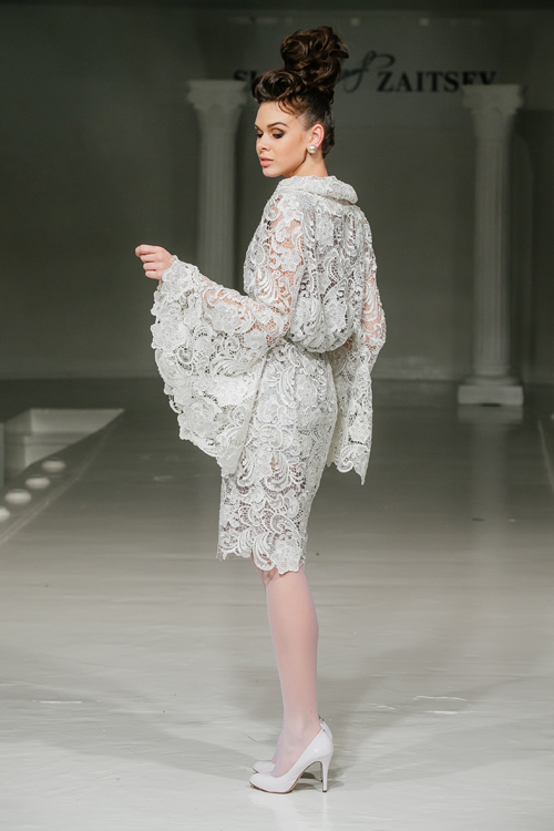 Modenschau von Slava Zaitsev 2015. Teil 6 (Looks: weißes Kleid mit Spitze, weiße Pumps, weiße transparente Strumpfhose)