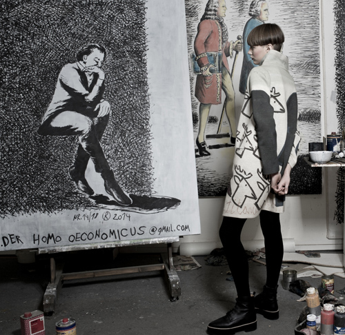 Kampania Annette Görtz AW 2015/16 (ubrania i obraz: palto z nadrukiem beżowe, rajstopy czarne gęste, botki czarne)