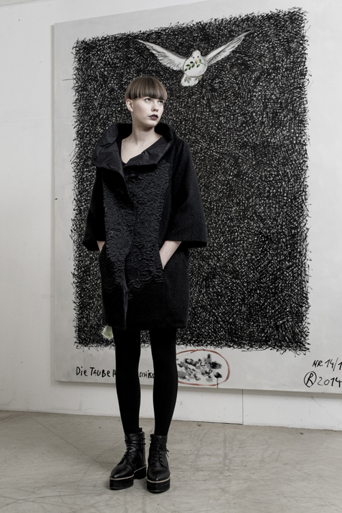 Имиджевая фотосессия зимней коллекции 2015 Annette Görtz (наряды и образы: чёрное пальто, чёрные плотные колготки, чёрные ботинки)