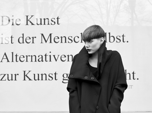 Kampagne von Annette Görtz AW 2015/16 (Looks: schwarzer Mantel)