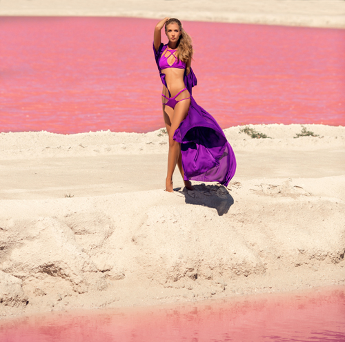 Campaña de trajes de baño de Julia Aysina (looks: bañador violeta)