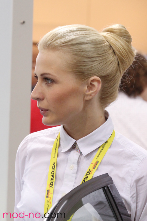 blond (kolor włosów) (ubrania i obraz: bluzka biała, blond (kolor włosów), kok)