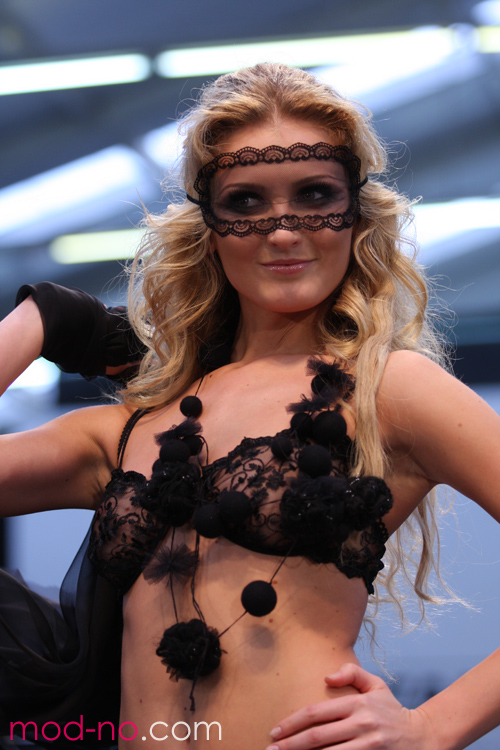 Олена Полякова. маска (наряди й образи: чорна маска, чорний бюстгальтер)