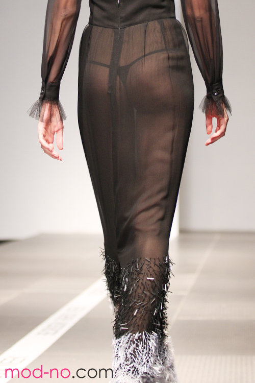 stringi (ubrania i obraz: suknia wieczorowa czarna przejrzysta, stringi czarne)