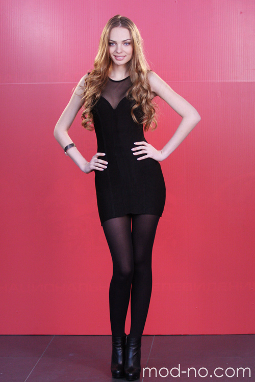 fitted (looks: black mini fitted dress, black tights)