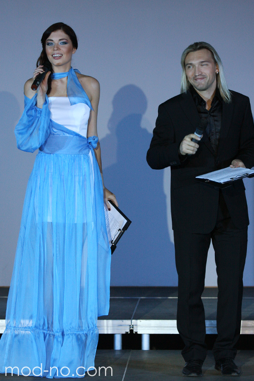 Katerina Liubchik (looks: vestido azul claro; personas: Katerina Liubchik, Petr Elfimov)