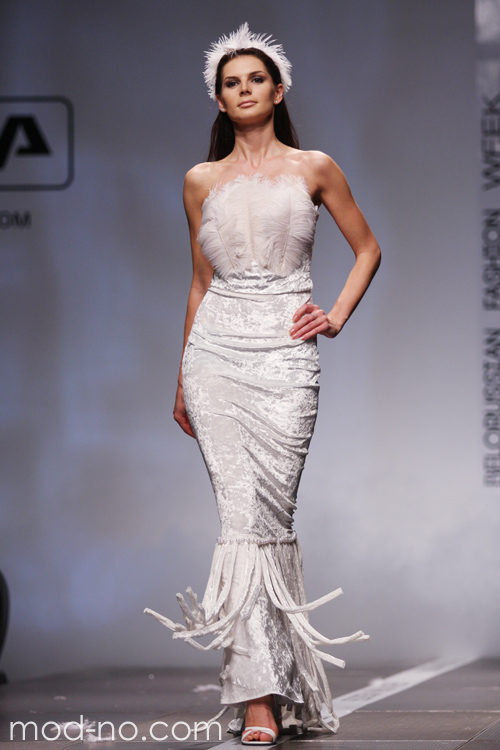 Volha Antropava (looks: vestido de noche blanco)